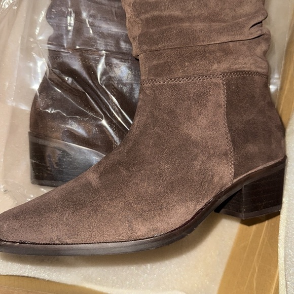 100% bovine leather. Long design. Square heel.‎ Height: 5cm. Zipper closure. - Picture 8 of 10